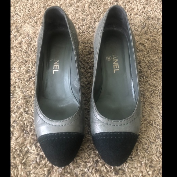 Chanel CC grey/black cap toe wedges - Picture 3 of 8